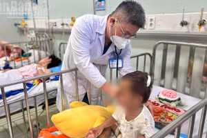 Bé K. đang được chăm sóc, điều trị tại Bệnh viện Nhi đồng 1. 