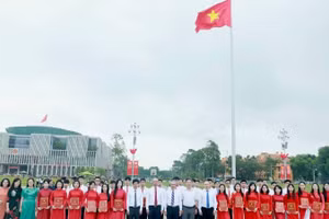 Lãnh đạo nhà trường cùng cán bộ, giảng viên, sinh viên tại lễ báo công dâng Bác. 