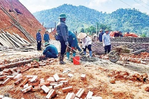 Được tỉnh Thái Nguyên đầu tư Khu tái định cư Liên Phương, xã Văn Lăng, người dân tiến hành làm nhà ở để ổn định cuộc sống lâu dài, tránh sạt lở.