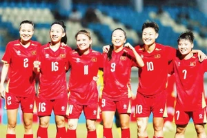 Niềm vui chiến thắng của đội tuyển bóng đá nữ Việt Nam tại trận ra quân SEA Games 33.