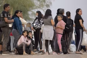 Những người di cư xin tị nạn chờ lên xe buýt tại một trạm kiểm soát ở Eagle Pass, bang Texas, Mỹ, ngày 10/10/2022. (Ảnh: Xinhua) 
