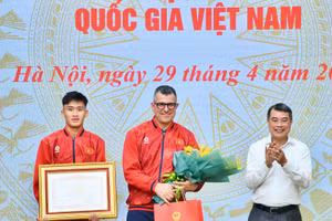 Thủ tướng Lê Minh Hưng trao Bằng khen của Thủ tướng Chính phủ và quà lưu niệm tặng đội tuyển bóng đá nam U17 quốc gia Việt Nam. (Ảnh: Thanh Giang)