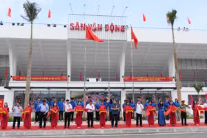 Các đồng chí lãnh đạo tỉnh Tuyên Quang thực hiện nghi thức cắt băng khánh thành Dự án khu liên hợp thể thao và văn hóa Hà Giang.