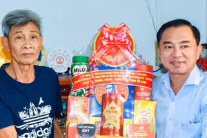 Đồng chí Phan Thanh Duy, Ủy viên Ban Thường vụ Tỉnh ủy, Trưởng ban Tổ chức Tỉnh ủy Cà Mau thăm, tặng quà các gia đình thương binh, liệt sĩ của tỉnh. (Ảnh: CTV)