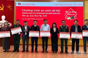 Trao hỗ trợ cho các tổ chức xã hội trên địa bàn. (Ảnh : THANH SƠN)