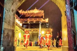 Huế đang cố gắng mở thêm dịch vụ để phục vụ khách du lịch khi đêm xuống.