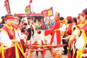 Thực hiện nghi thức lễ rước nước tại đền Dạ Trạch (xã Triệu Việt Vương, Hưng Yên).