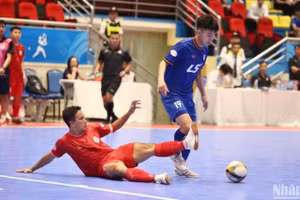 Một tình huống bóng trong trận đấu giữa cầu thủ hai đội Thái Sơn Bắc-Tân Hiệp Hưng Thành phố Hồ Chí Minh. 