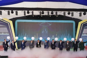 Các đại biểu thực hiện nghi thức khởi công dự án tuyến đường sắt đô thị số 5.