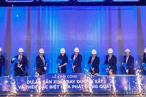 Lãnh đạo các bộ, ngành Trung ương, tỉnh Quảng Ngãi và Tập đoàn Hòa Phát thực hiện nghi thức khởi công dự án sản xuất ray đường sắt và thép đặc biệt Hòa Phát Dung Quất.