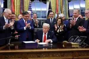 Tổng thống Mỹ Donald Trump ký luật chi tiêu tại Nhà trắng.