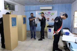 Nhân viên an ninh bỏ phiếu sớm trong cuộc bầu cử tại Baghdad, Iraq, ngày 9/11/2025. (Ảnh: THX/TTXVN) 