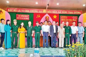 Cụ Bùi Xuân Phước (thứ sáu từ phải qua) với khách tham quan khu tưởng niệm. (Ảnh: gia đình cung cấp)