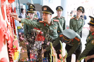 Các tình nguyện viên tham gia trang trí Tết tại Trung tâm.