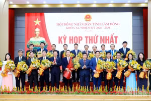 Bí thư Tỉnh ủy Lâm Đồng Y Thanh Hà Niê Kđăm và Chủ tịch Hội đồng nhân dân tỉnh Lưu Văn Trung chúc mừng tập thể lãnh đạo Ủy ban nhân dân tỉnh Lâm Đồng nhiệm kỳ 2026-2031.