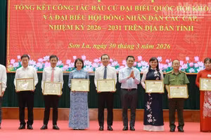 Đồng chí Nguyễn Đình Việt, Phó Bí thư Tỉnh ủy, Chủ tịch Ủy ban nhân dân tỉnh Sơn La tặng Bằng khen cho các tập thể, cá nhân có thành tích xuất sắc trong công tác bầu cử.