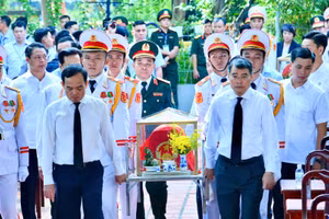 Thủ tướng Lê Minh Hưng cùng các đồng chí lãnh đạo thực hiện nghi thức quy tập hài cốt liệt sĩ tại Công viên Lê Thị Riêng. (Ảnh: Thanh Giang)
