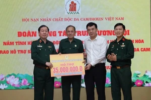 Ban tổ chức trao hỗ trợ cho gia đình ông Lê Đình Dễnh sửa chữa nhà ở.