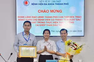 Phó Chủ tịch Ủy ban nhân dân thành phố Cần Thơ Nguyễn Thị Ngọc Điệp trao Bằng khen cho Bệnh viện đa khoa thành phố Cần Thơ.