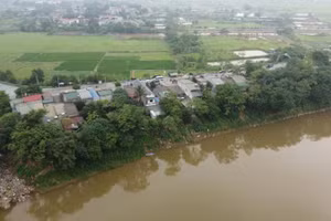Khu vực sụt lún nằm ngay ven sông Thao.