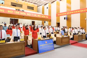 Đại biểu Hội đồng nhân dân tỉnh Tuyên Quang thực hiện nghi thức chào cờ.