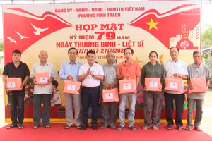Đồng chí Ngô Hiếu Dân, Bí thư Đảng ủy phường Vĩnh Trạch (tỉnh Cà Mau) tặng quà các gia đình chính sách trên địa bàn phường.