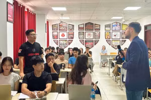 Sinh viên Trường đại học Kinh tế, Đại học Quốc gia Hà Nội học tập trong môi trường sử dụng tiếng Anh với giảng viên nước ngoài. (Ảnh: MINH CHI)