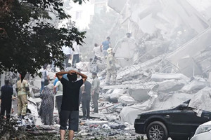 Một tòa nhà tại Thủ đô Tehran của Iran bị phá hủy sau cuộc không kích của Mỹ và Israel.