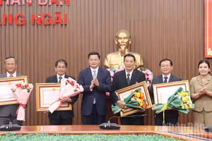 Lãnh đạo tỉnh Quảng Ngãi trao Huân chương Lao động cho 4 đồng chí nguyên lãnh đạo tỉnh.