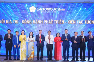 Lãnh đạo Vietnam Airlines và Saigontourist Group cùng các đại biểu tham dự lễ ký.