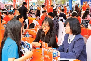 Học sinh tìm hiểu thông tin tại Ngày hội tư vấn tuyển sinh-hướng nghiệp năm 2026.