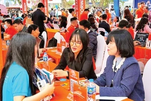 Học sinh tìm hiểu thông tin tại Ngày hội tư vấn tuyển sinh-hướng nghiệp năm 2026.