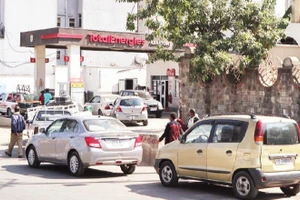 Các phương tiện xếp hàng mua nhiên liệu tại một trạm xăng ở Ethiopia. (Ảnh: TÂN HOA XÃ)