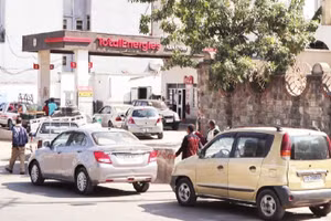 Các phương tiện xếp hàng mua nhiên liệu tại một trạm xăng ở Ethiopia. (Ảnh: TÂN HOA XÃ)