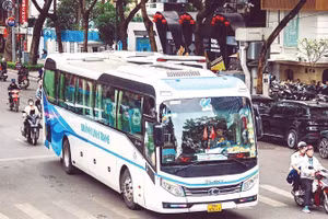 Một số doanh nghiệp, trong đó có Khánh Linh Trans, đã được cơ quan chức năng cấp phép để đưa đón khách trong khu vực nội đô, từng bước tháo gỡ khó khăn cho doanh nghiệp. (Ảnh: ANH ĐỨC)