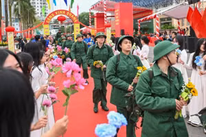 Các tân binh Hà Nội lên đường nhập ngũ. 