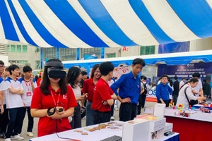 Học sinh, sinh viên trải nghiệm công nghệ thực tế ảo tại Lễ phát động phong trào “Cả nước thi đua đổi mới sáng tạo và chuyển đổi số” diễn ra vào tháng 4/2025 tại Học viện Công nghệ Bưu chính viễn thông. (Ảnh: HIỆP ĐỨC)