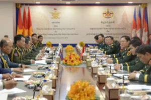 Chiều 3/6, tại Thủ đô Phnom Penh, Campuchia, Đại tướng Vong Pisen, Tổng Tư lệnh Quân đội Hoàng gia Campuchia đón Đại tướng Nguyễn Tân Cương, Ủy viên Trung ương Đảng, Ủy viên Thường vụ Quân ủy Trung ương, Tổng Tham mưu trưởng Quân đội nhân dân Việt Nam, Thứ trưởng Quốc phòng cùng Đoàn đại biểu cấp cao Quân đội nhân dân Việt Nam.