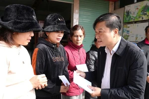 Chủ tịch Ủy ban nhân dân tỉnh Quảng Trị Lê Hồng Vinh thăm, tặng quà 12 hộ dân ở xã Khe Sanh bị ảnh hưởng do thiên tai gây sạt lở đất.