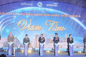 Các đại biểu thực hiện nghi thức khánh thành dây chuyền ép dầu đậu nành số 2 tại Khu công nghiệp Phú Mỹ 1.