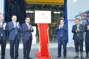 Thủ tướng Phạm Minh Chính và các đồng chí lãnh đạo thực hiện nghi thức gắn biển công trình tiêu biểu dự án nhà máy điện khí LNG Nhơn Trạch 3 và Nhơn Trạch 4 chào mừng Đại hội Đảng toàn quốc XIV. (Ảnh: Thanh Giang)