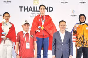 Võ sĩ karatedo Đinh Thị Hương bảo vệ thành công huy chương Vàng nội dung kumite hạng cân -68kg nữ.