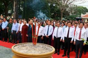 Các đồng chí lãnh đạo, nguyên lãnh đạo thắp hương viếng Anh hùng liệt sĩ Võ Thị Sáu sáng 14/2.