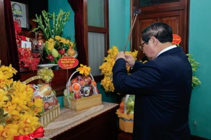 Thủ tướng Phạm Minh Chính dâng hương tưởng nhớ Chủ tịch Hồ Chí Minh tại Nhà 67. (Ảnh: Trần Hải)