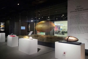 Bộ tác phẩm "Hạt gạo" của cố họa sĩ Lê Thiết Cương trưng bày tại triển lãm TỎA V. 