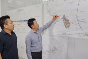 Các kỹ sư thảo luận giải pháp thi công từng đoạn tuyến.