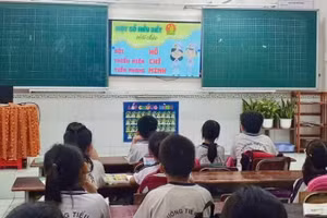 Học sinh tiểu học tìm hiểu về truyền thống Đội Thiếu niên tiền phong Hồ Chí Minh. (Ảnh: Trường tiểu học Kim Đồng) 