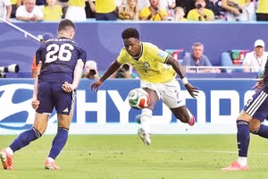 Brazil (áo vàng) thắng Scotland 3-0 ở lượt trận cuối, giữ ngôi đầu bảng C (Ảnh: TÂN HOA XÃ)