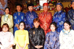 Nghệ nhân ưu tú Lê Văn Ngộ (áo đỏ) và các nhà nghiên cứu cùng các bạn trẻ đại diện nhóm “Gõ chầu thiên hội”. 