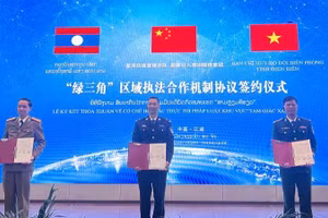 Đại diện các bên ký biên bản ghi nhớ cơ chế hợp tác thực thi pháp luật khu vực "Tam giác xanh" và vùng biên giới tiếp giáp ba nước: Trung Quốc-Lào-Việt Nam. (Ảnh: ANH DŨNG)